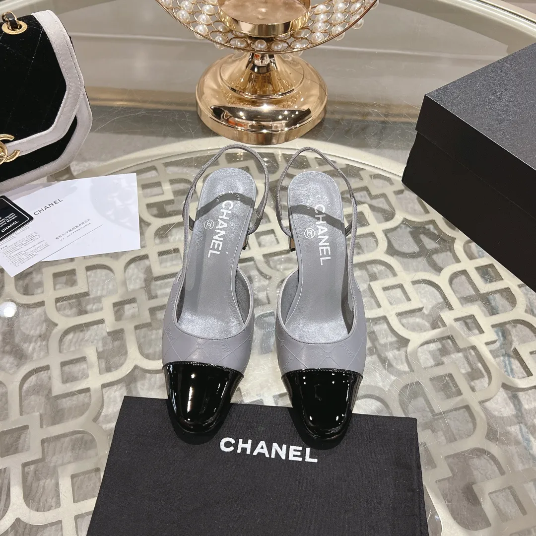 👟👟Ex-factory price 540👟👟 CHANEL Xiangjia 24vs spring and summer new fashion sandals series... Chanel is a very comprehensive noble fashion lifestyle brand. The same models are sold by major fashion bloggers and celebrities in Hong Kong, the United States, and other countries. They are simply beautiful. I fall in love with elegance and the playful sense of the future. I want to own them right away just by looking at them. But you can really think about a pair of exquisite high heels. This series is specially designed for extraordinary and indifferent ladies to create a unique overall effect. CHANEL designs products that inspire women to move forward and highlight their charm... 1️⃣Material: Original customized patent leather + imported sheepskin 2️⃣Inner lining: Original customized imported sheepskin 3️⃣Feet: Original customized imported sheepskin 4️⃣Outsole: Genuine leather sole imported from Italy 5️⃣Heel height: 2.5cm/6.5cm/9cm 6️⃣Number: 34-43 (34.40.41.42.43 customization is not returnable) 7️⃣Packaging: The latest and exquisite full set of packaging at the counter